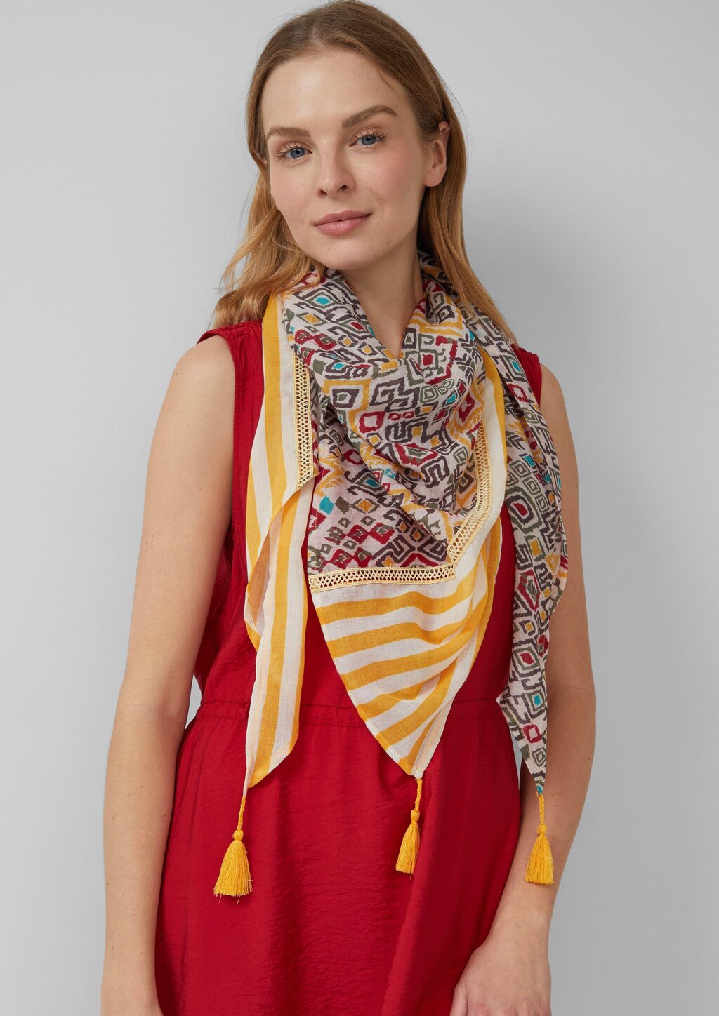 Dreieckstuch mit All-over-Print und Quasten