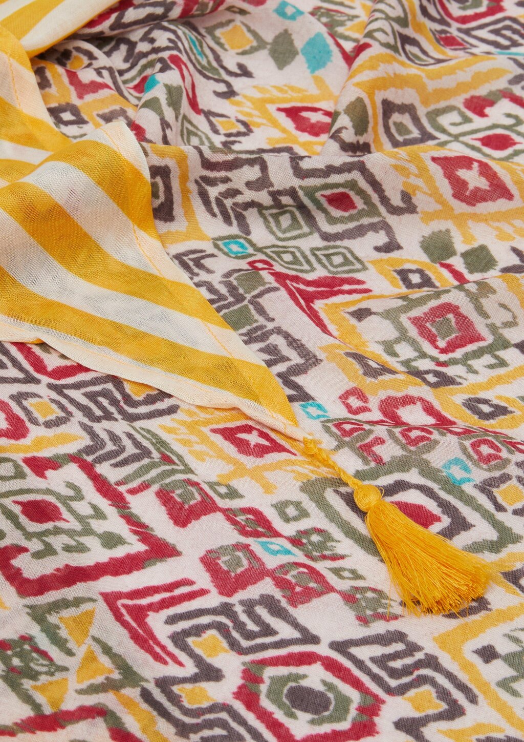 Dreieckstuch mit All-over-Print und Quasten