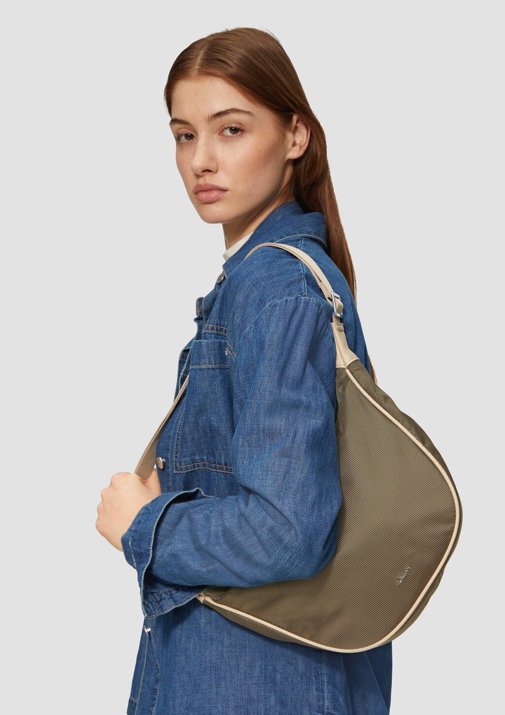 Halbmondtasche mit Reißverschlussfach und Logo