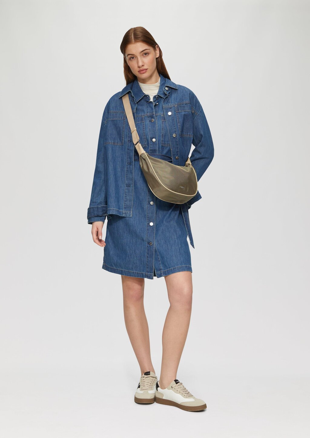 Halbmondtasche mit Reißverschlussfach und Logo