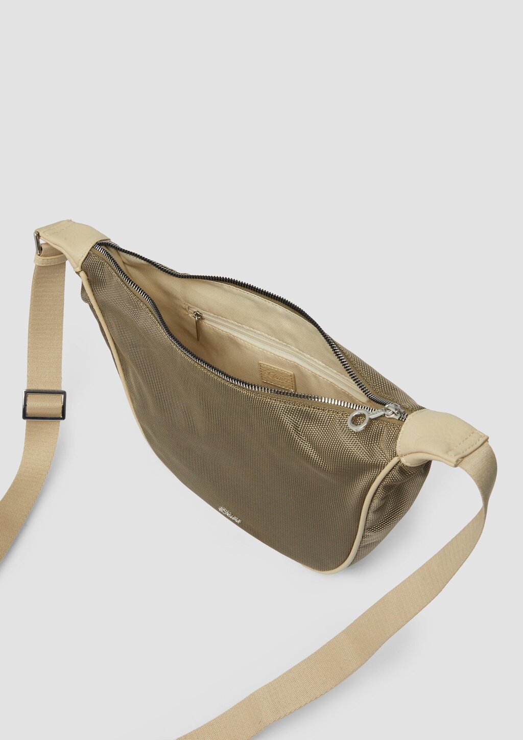 Halbmondtasche mit Reißverschlussfach und Logo