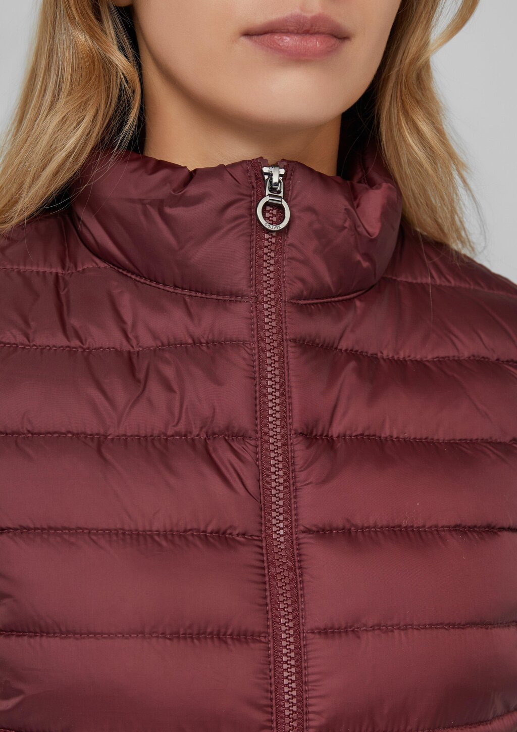 Packbare leichte Steppweste mit Stehkragen