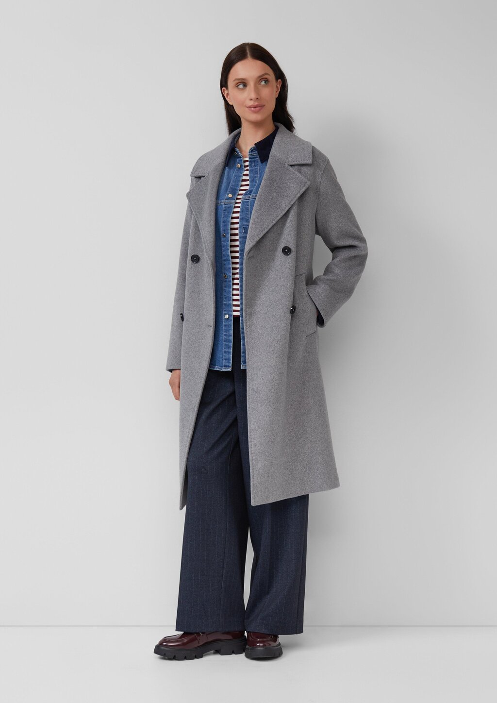 Doppelreihiger Mantel mit Reverskragen