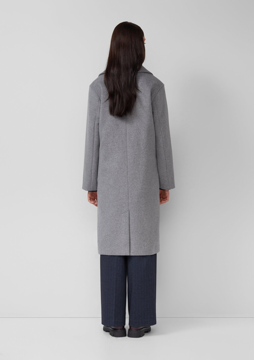 Doppelreihiger Mantel mit Reverskragen