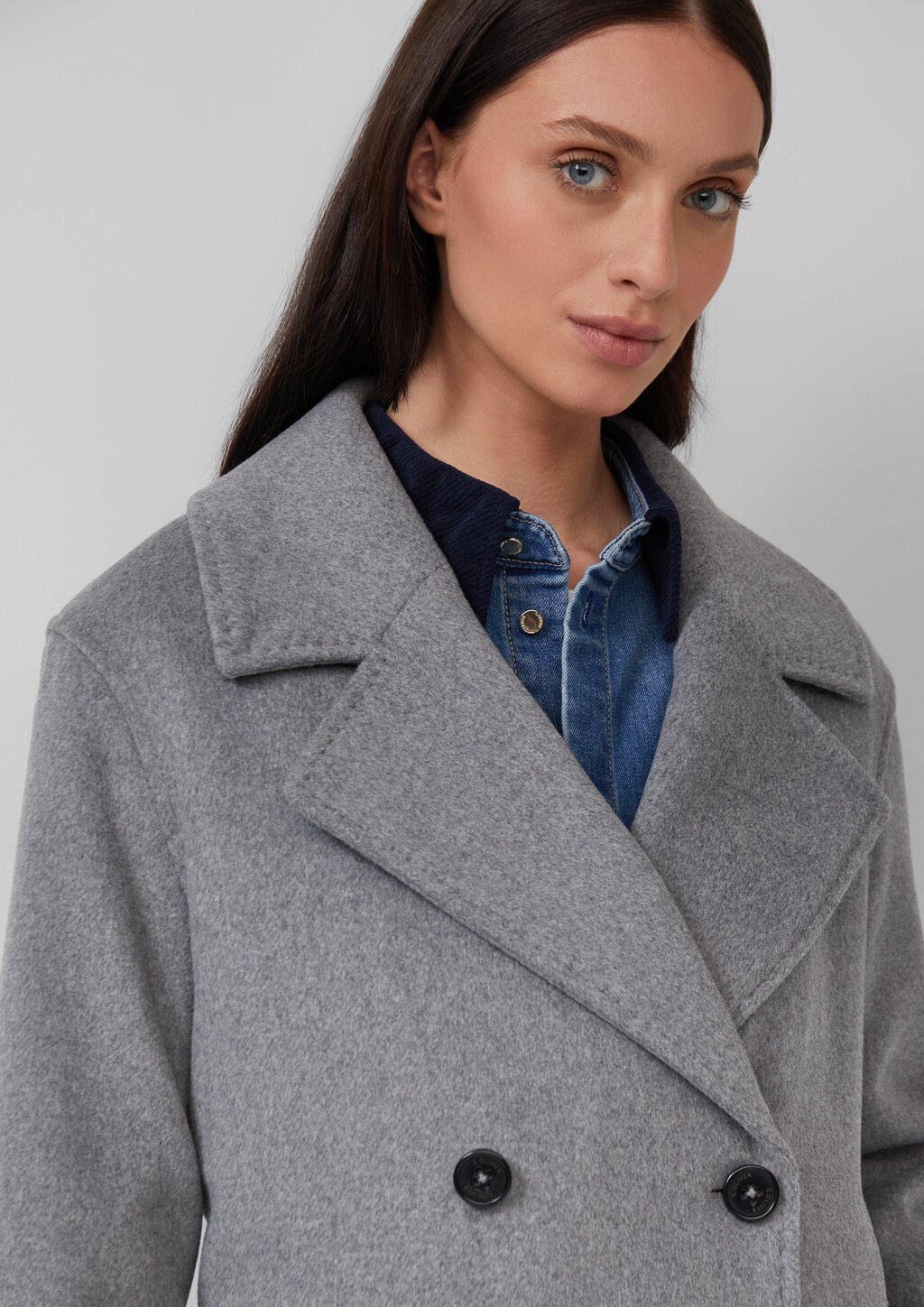 Doppelreihiger Mantel mit Reverskragen