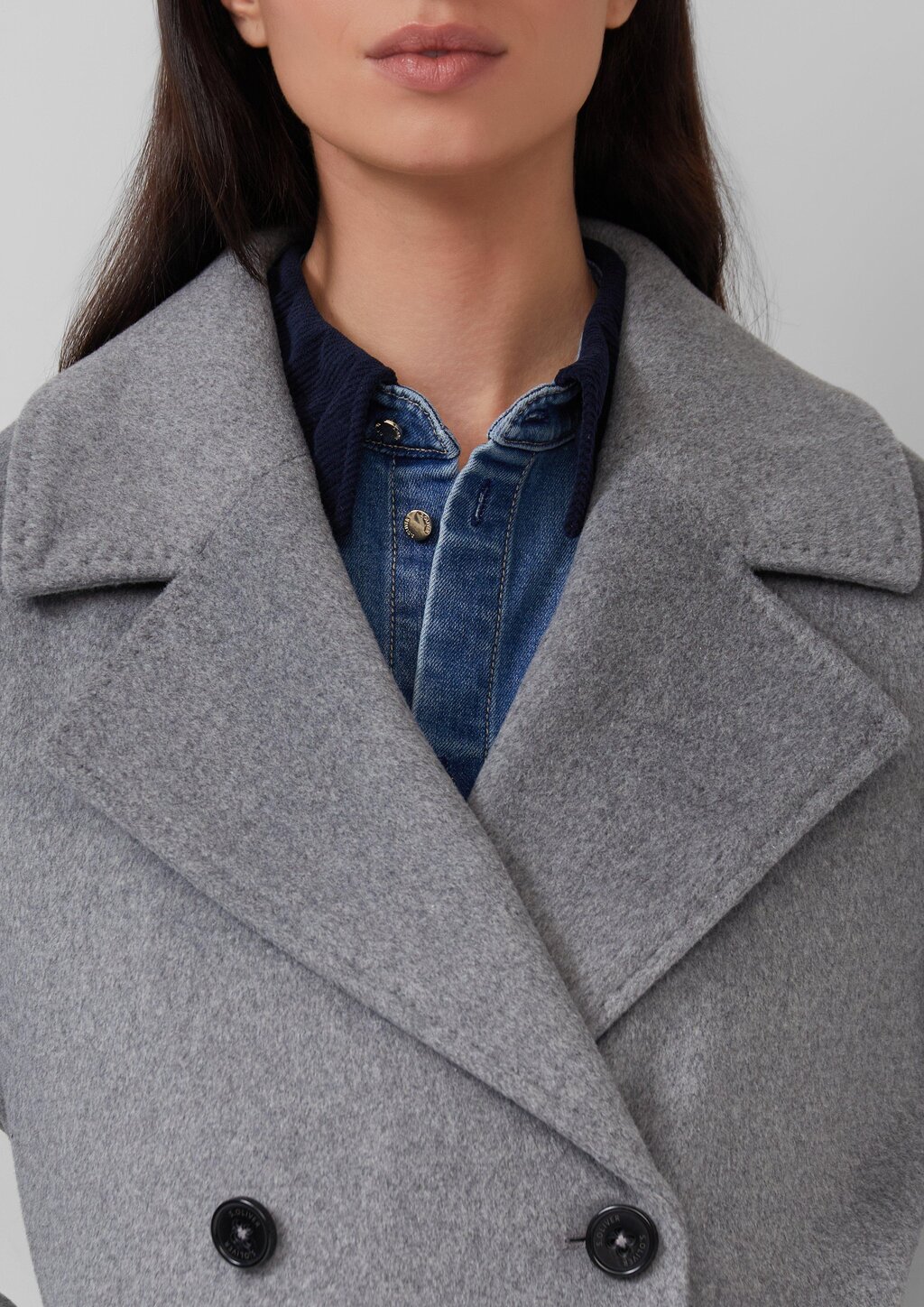 Doppelreihiger Mantel mit Reverskragen