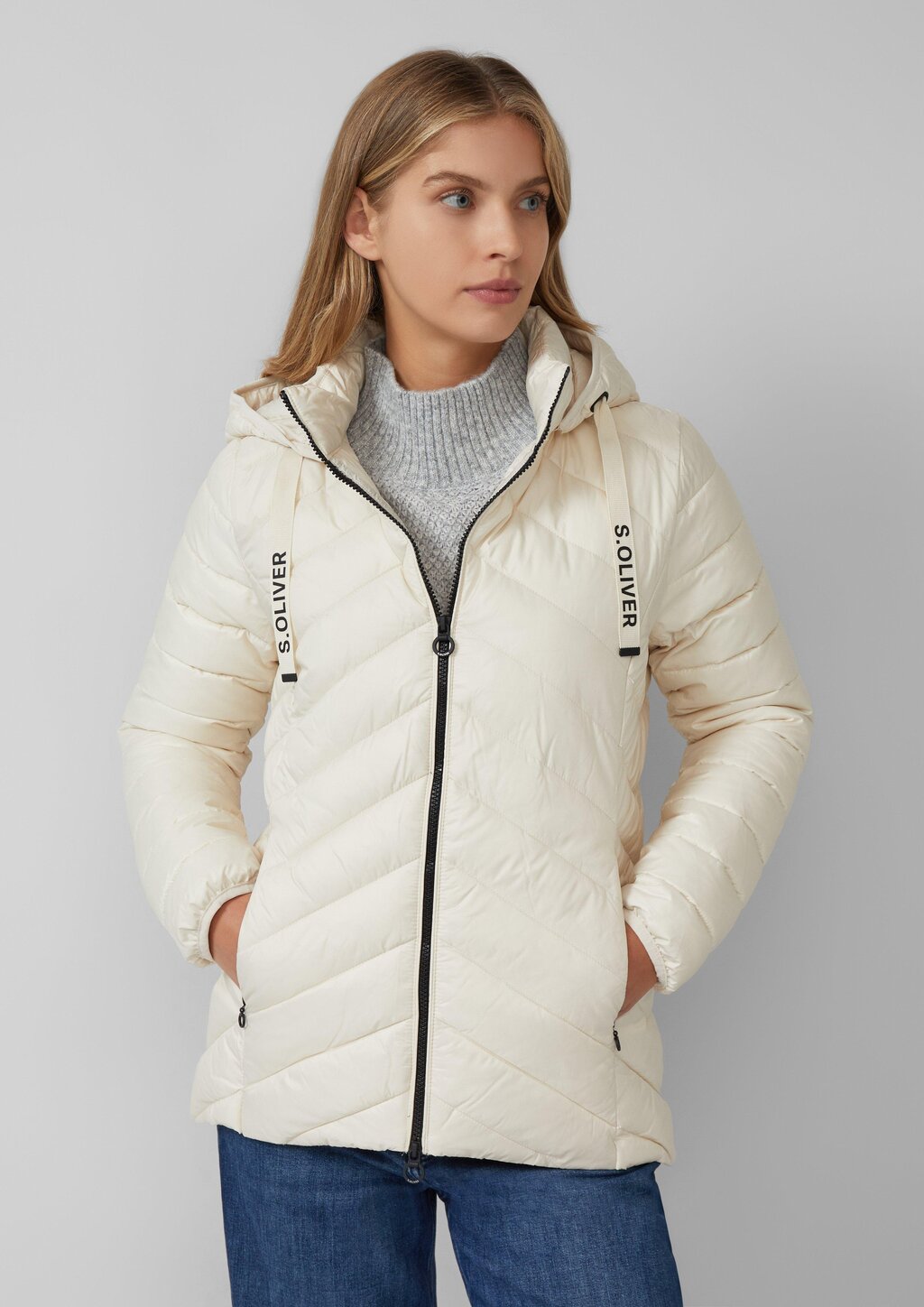 Steppjacke mit abnehmbarer Kapuze