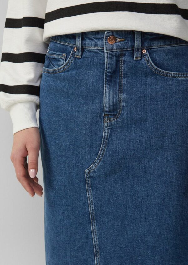 Wadenlanger Denimrock mit Schlitz