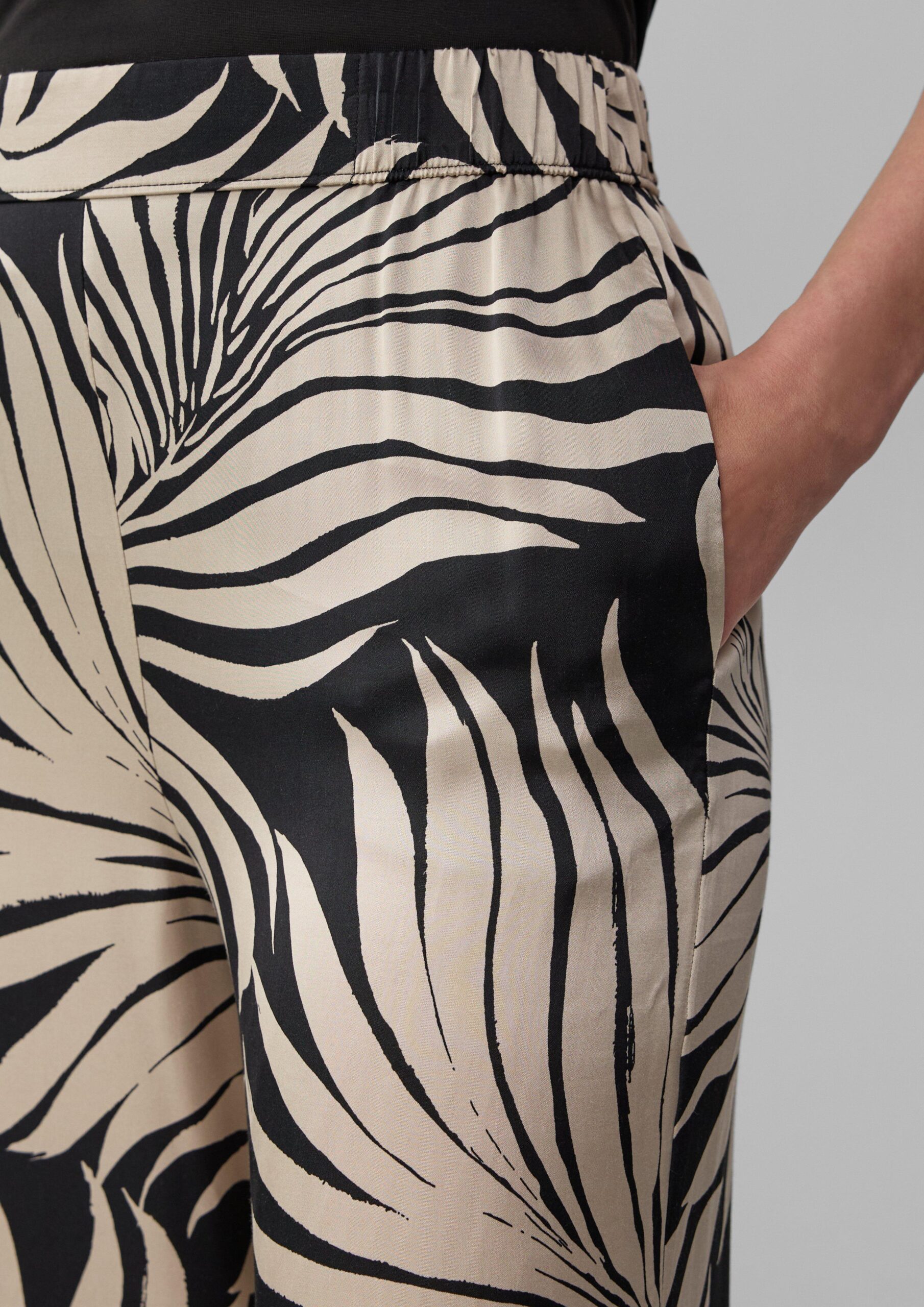 Fließende Wide-Leg-Hose aus Satin