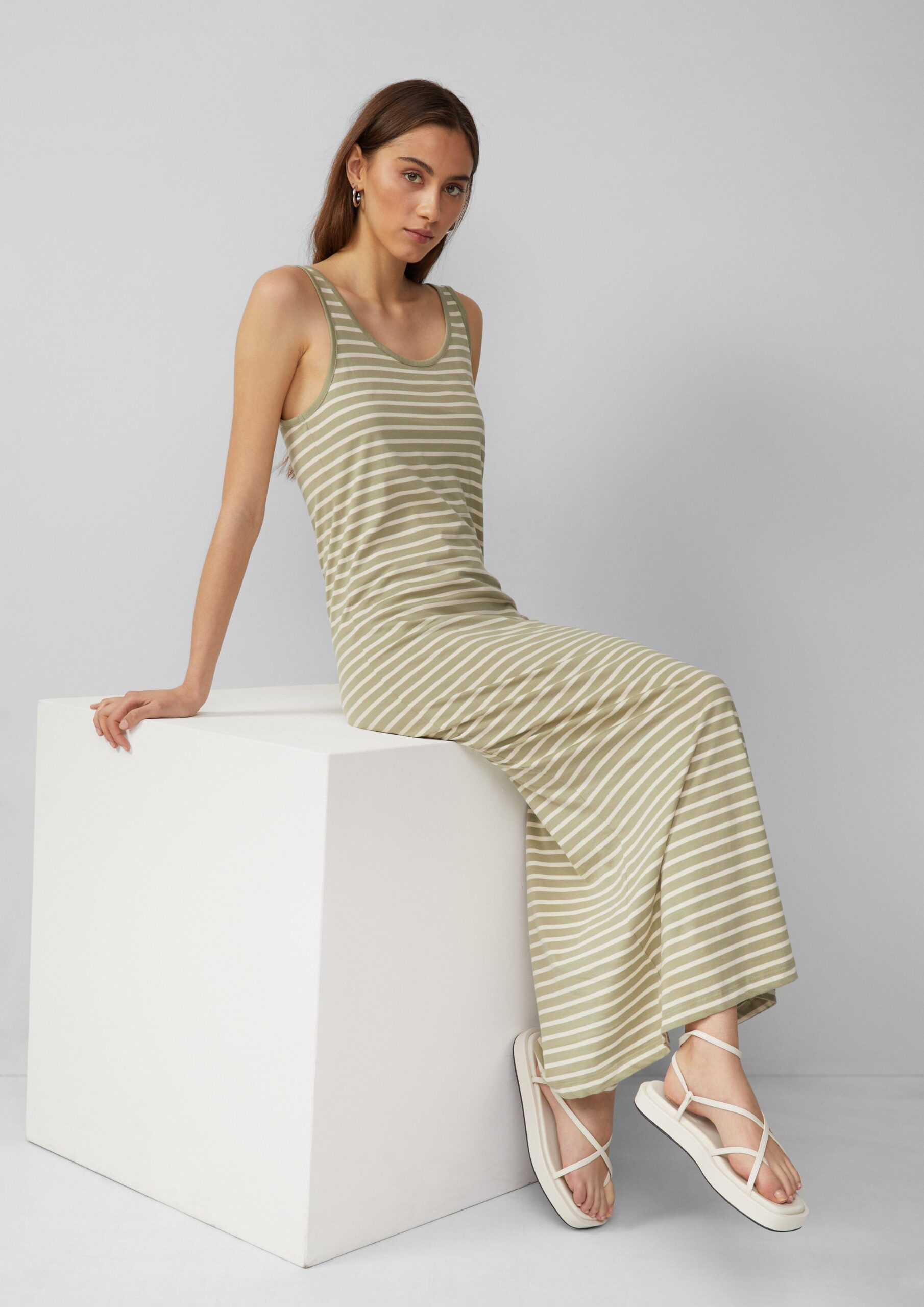 Langes Jerseykleid mit Streifen