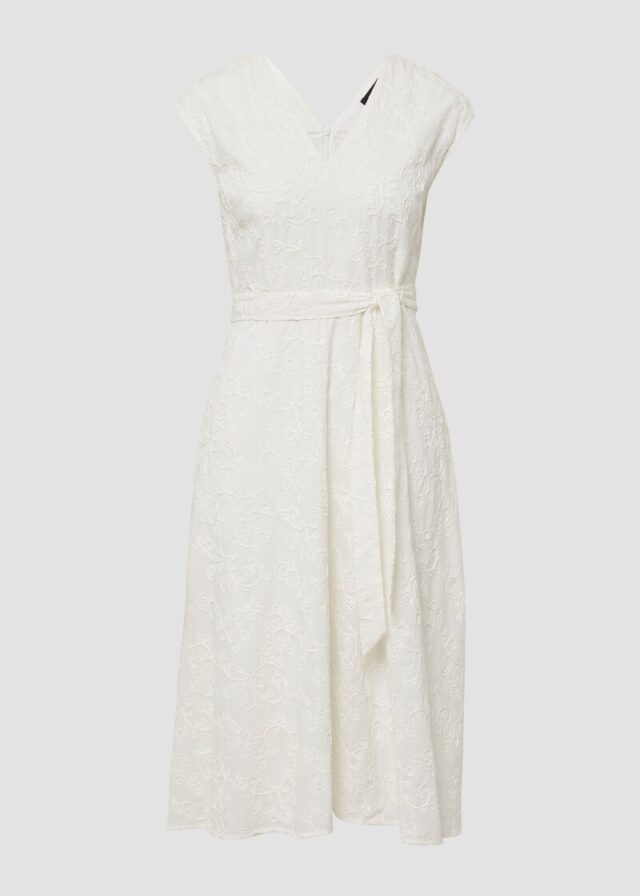 Baumwollkleid mit Stickereien und V-Ausschnitt