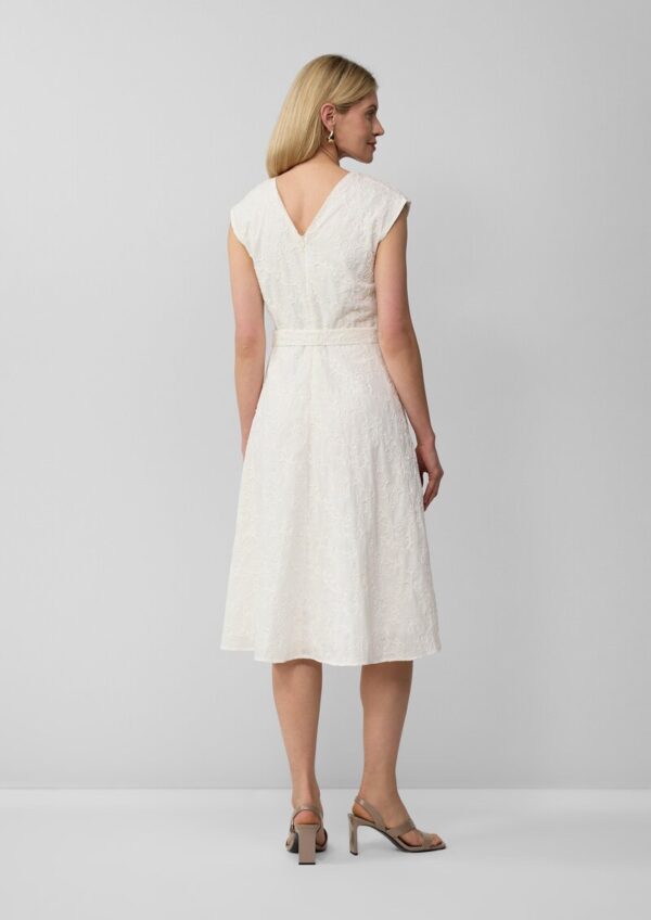 Baumwollkleid mit Stickereien und V-Ausschnitt