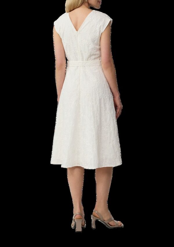 Baumwollkleid mit Stickereien und V-Ausschnitt