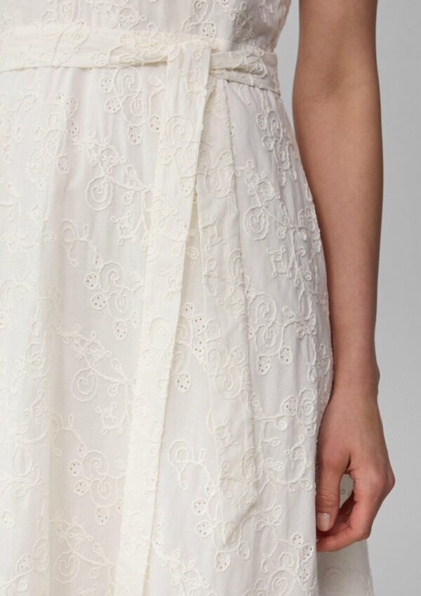 Baumwollkleid mit Stickereien und V-Ausschnitt