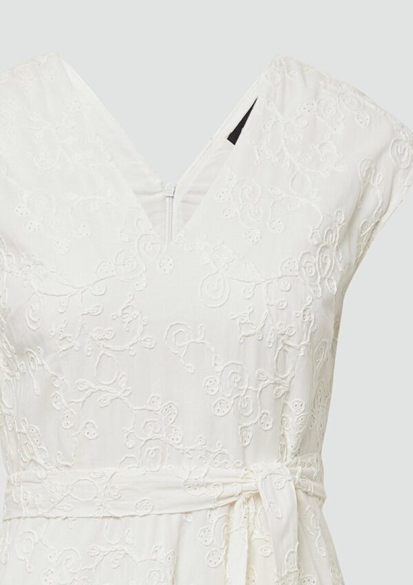 Baumwollkleid mit Stickereien und V-Ausschnitt