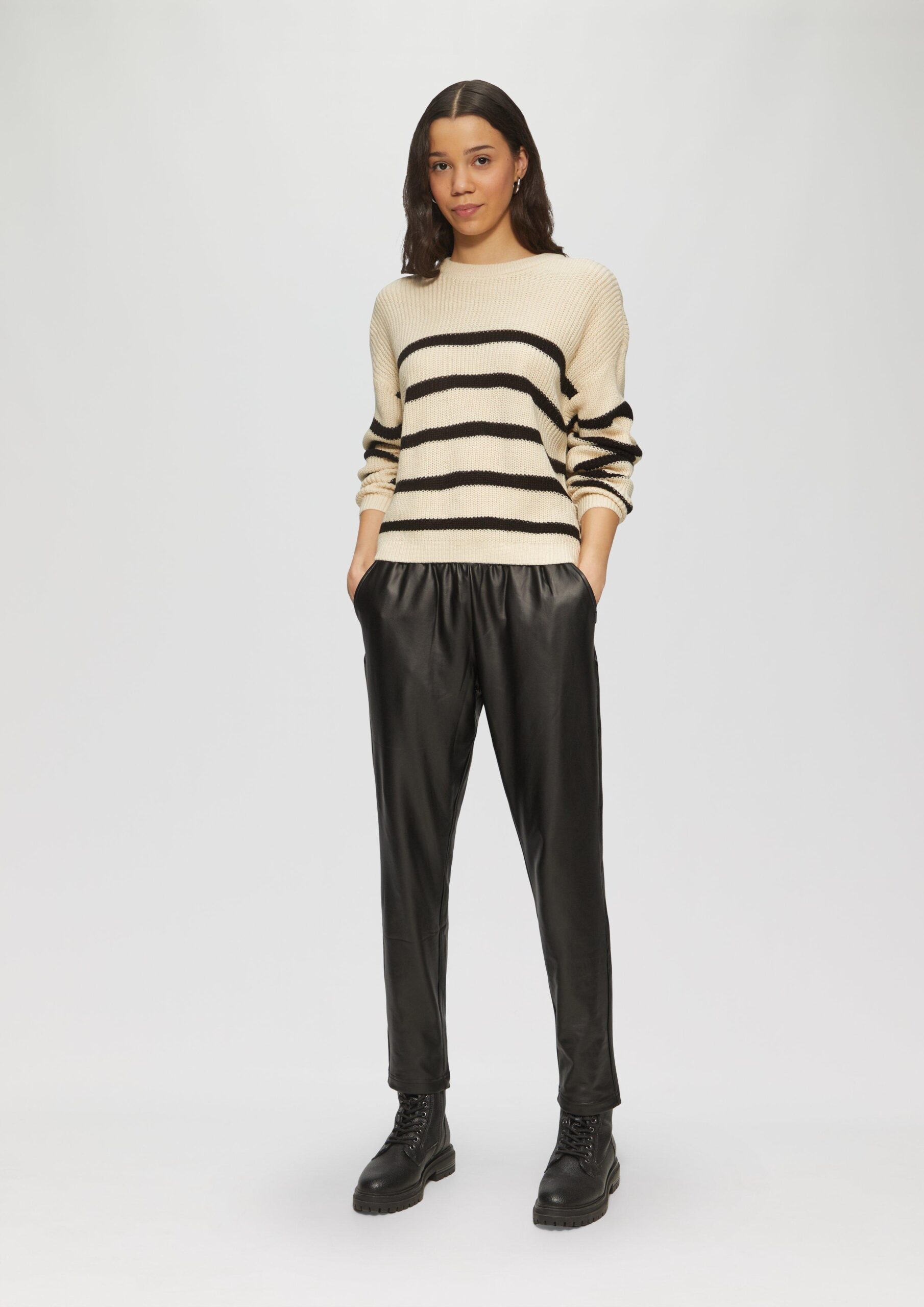 Verkürzter Pullover mit Raglanärmeln