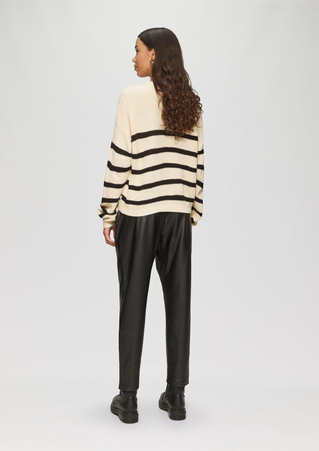 Verkürzter Pullover mit Raglanärmeln