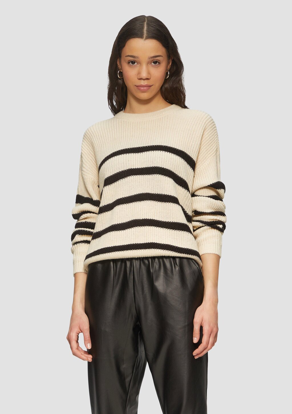 Verkürzter Pullover mit Raglanärmeln