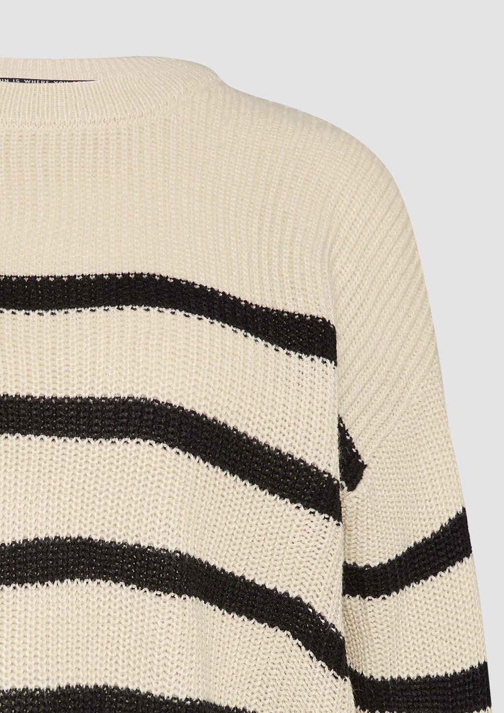 Verkürzter Pullover mit Raglanärmeln