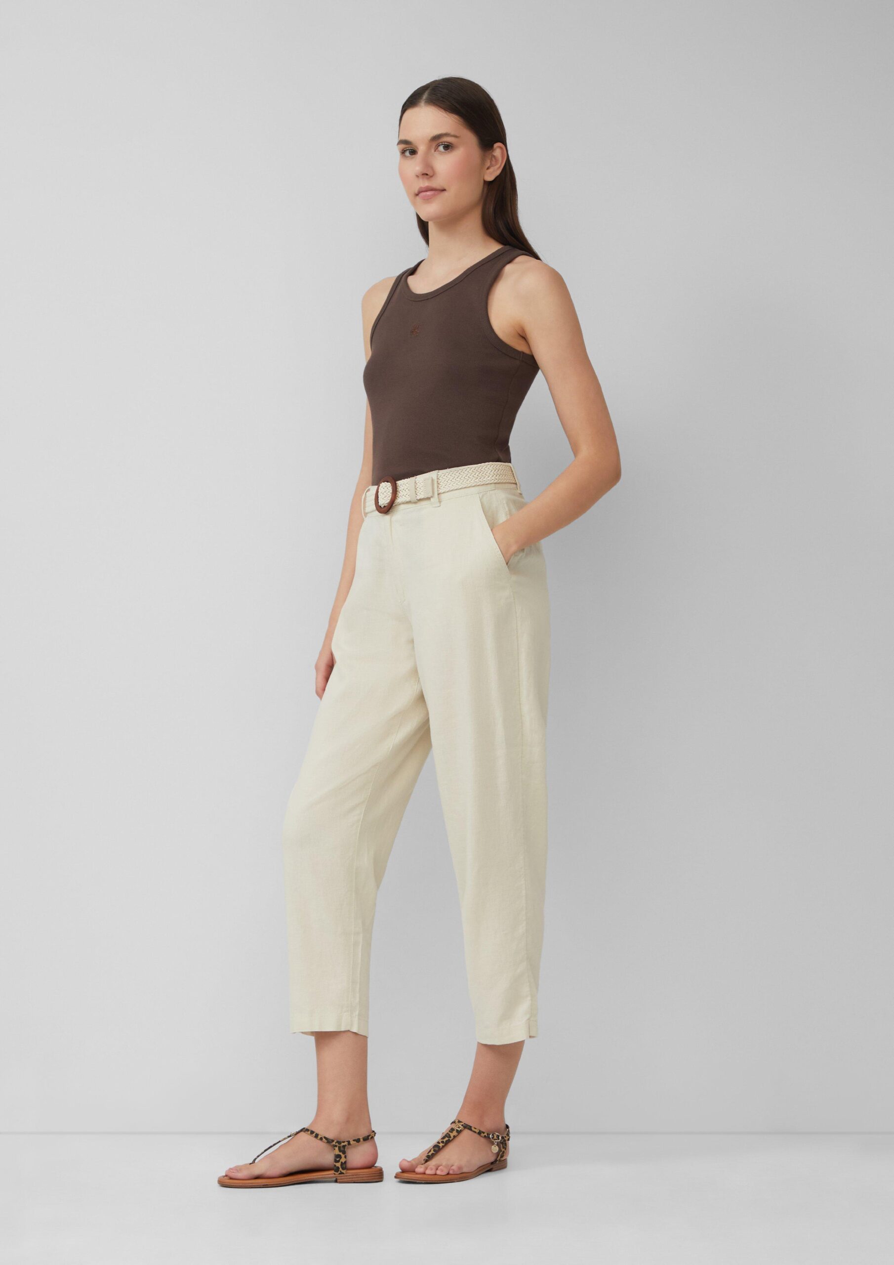 Cropped Chino aus Leinenmix mit geflochtenem Gürtel