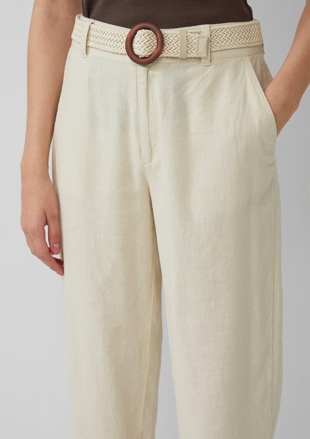 Cropped Chino aus Leinenmix mit geflochtenem Gürtel