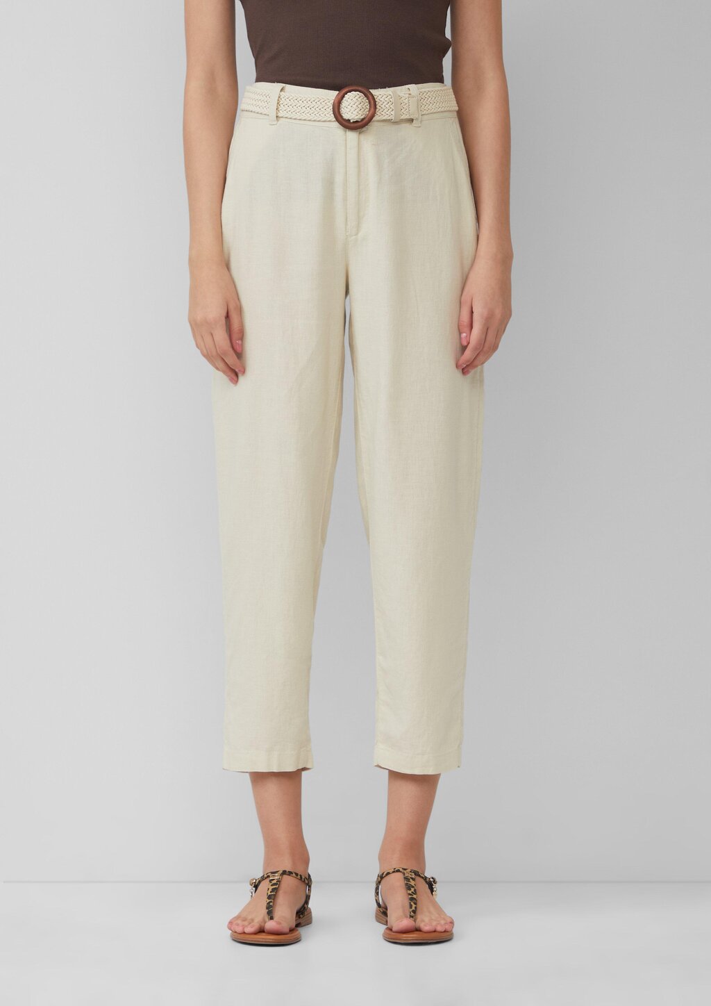 Cropped Chino aus Leinenmix mit geflochtenem Gürtel