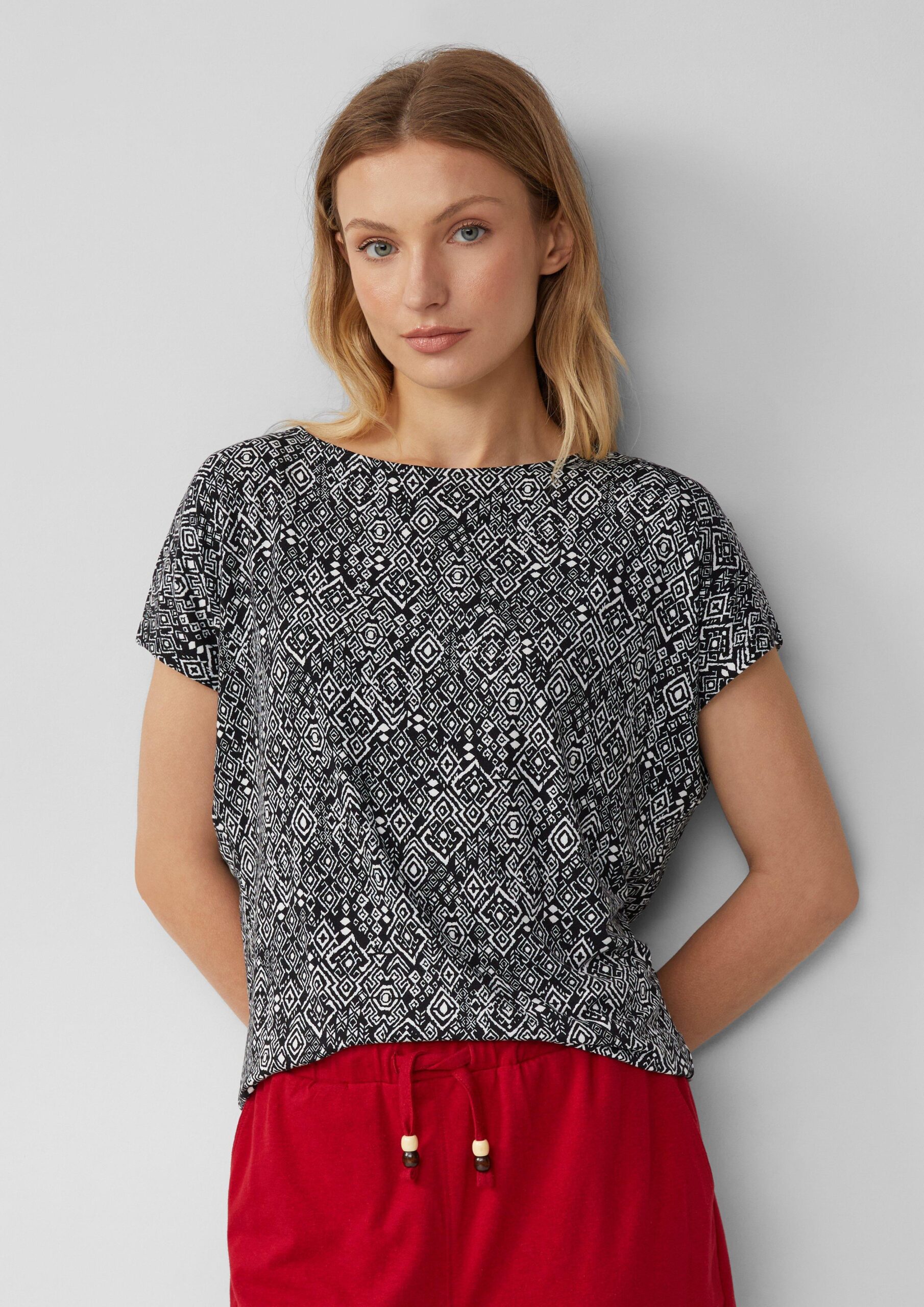 Fließendes T-Shirt aus Viskosemix mit All-over-Muster