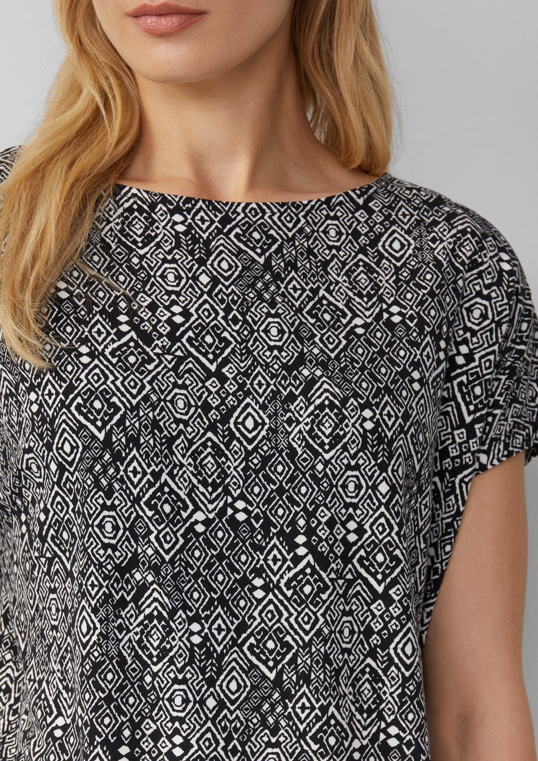 Fließendes T-Shirt aus Viskosemix mit All-over-Muster