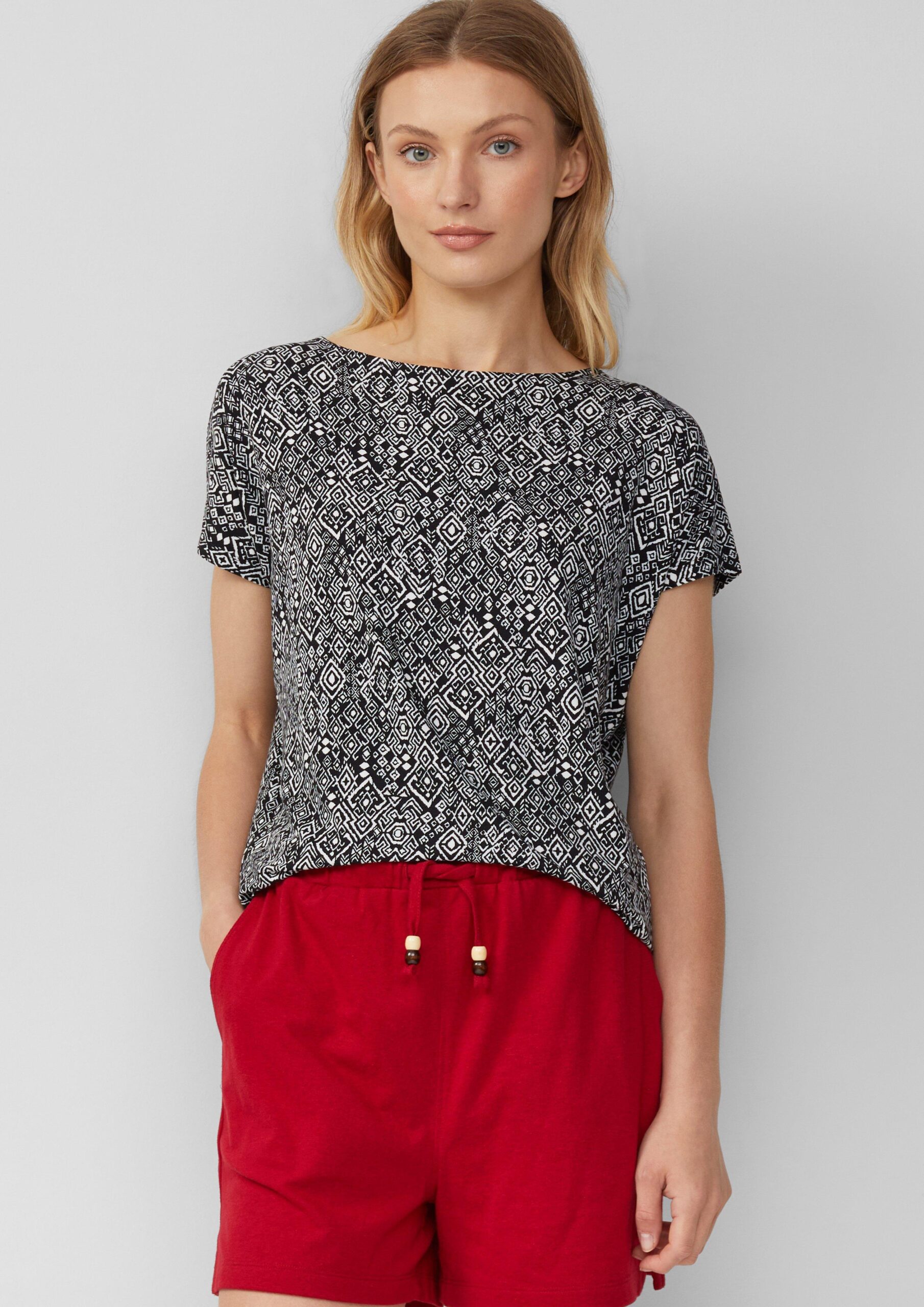 Fließendes T-Shirt aus Viskosemix mit All-over-Muster