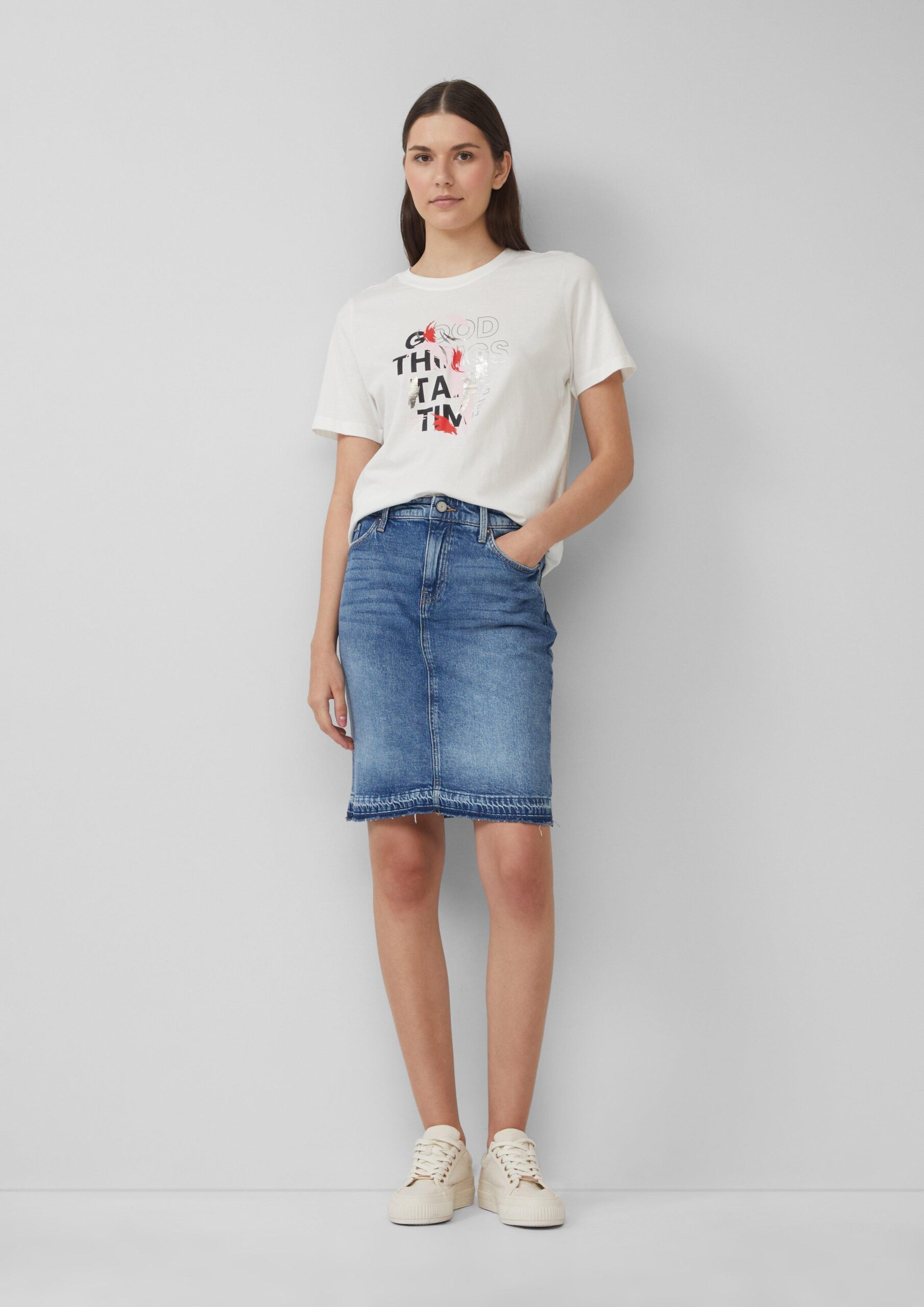 Kurzer Jeansrock mit offenem Saum