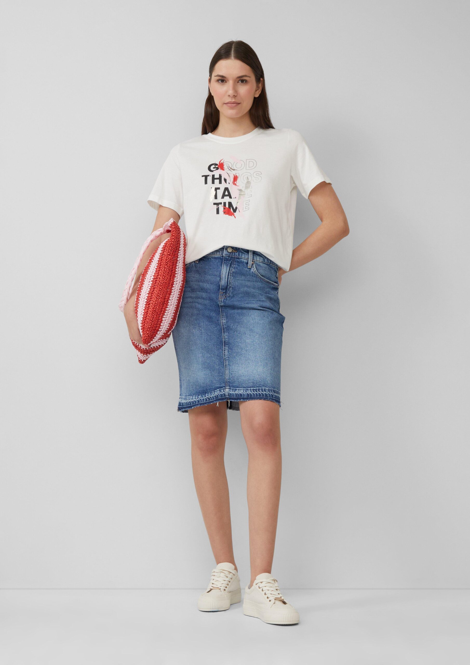 Kurzer Jeansrock mit offenem Saum