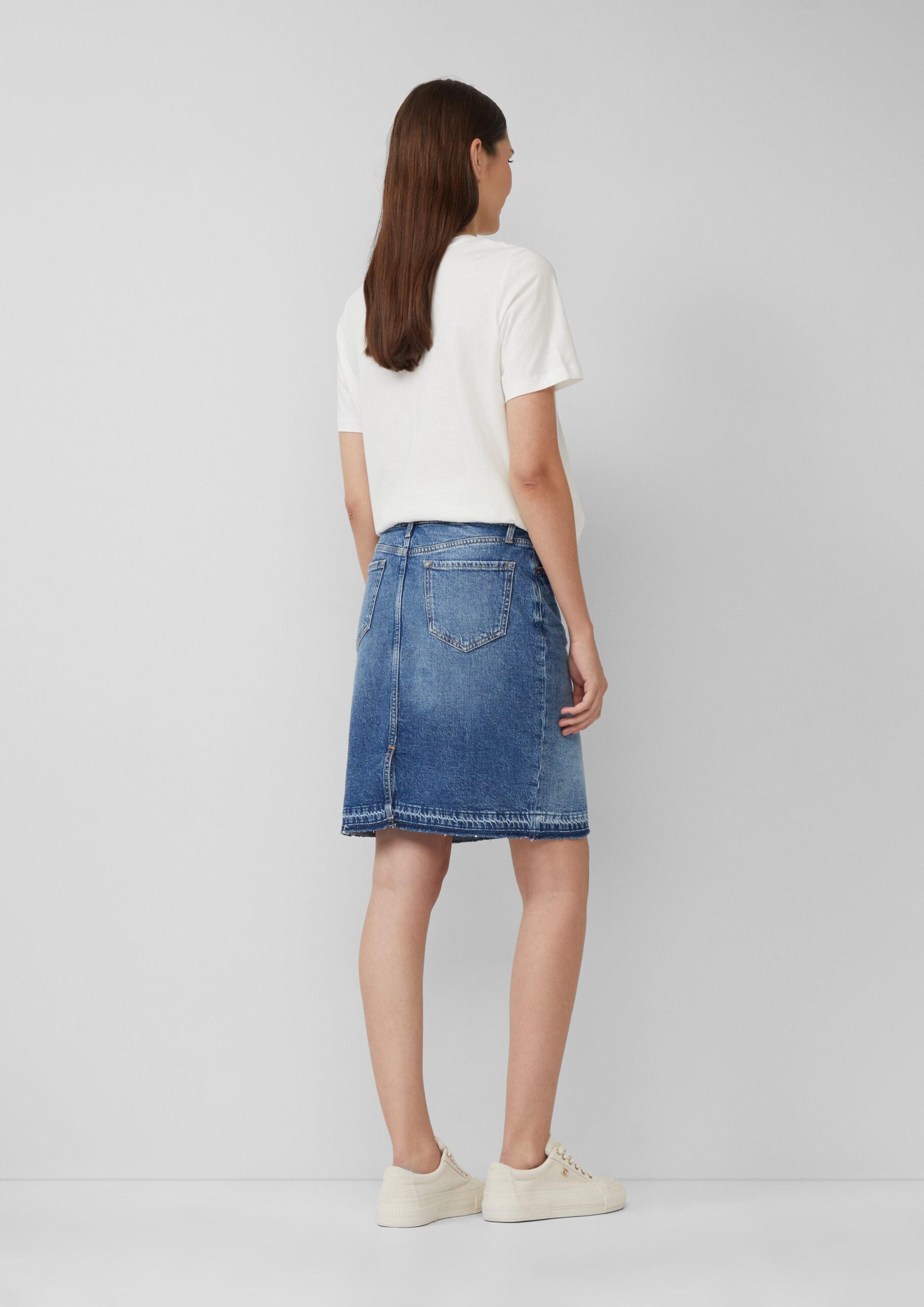 Kurzer Jeansrock mit offenem Saum