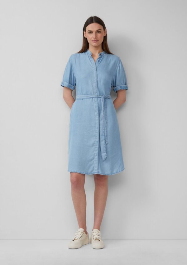 Kleid aus Lyocell mit Stehkragen und Gürtel