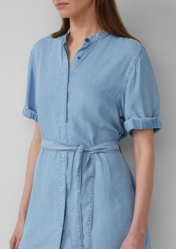 Kleid aus Lyocell mit Stehkragen und Gürtel