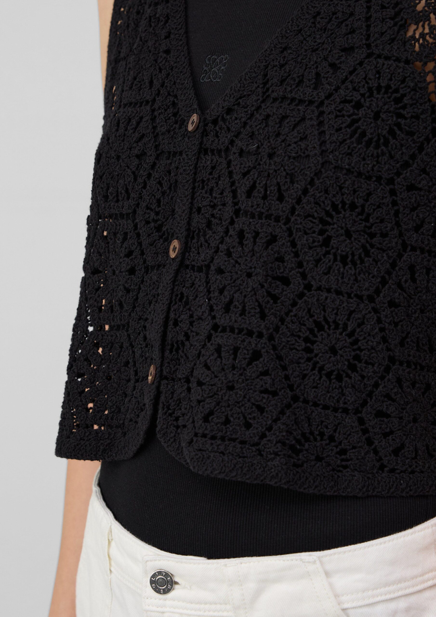 Verkürzte Weste aus Häkelspitze