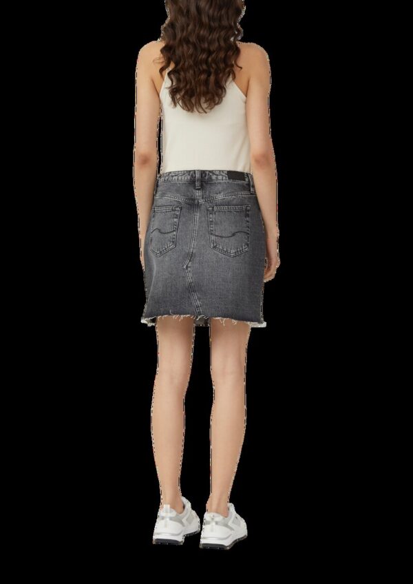 Denimrock mit offenem Saum