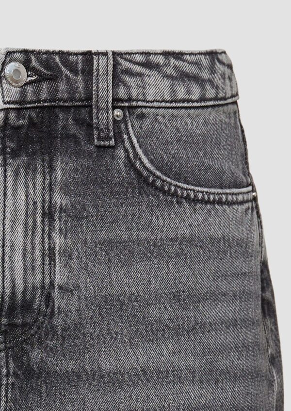 Denimrock mit offenem Saum