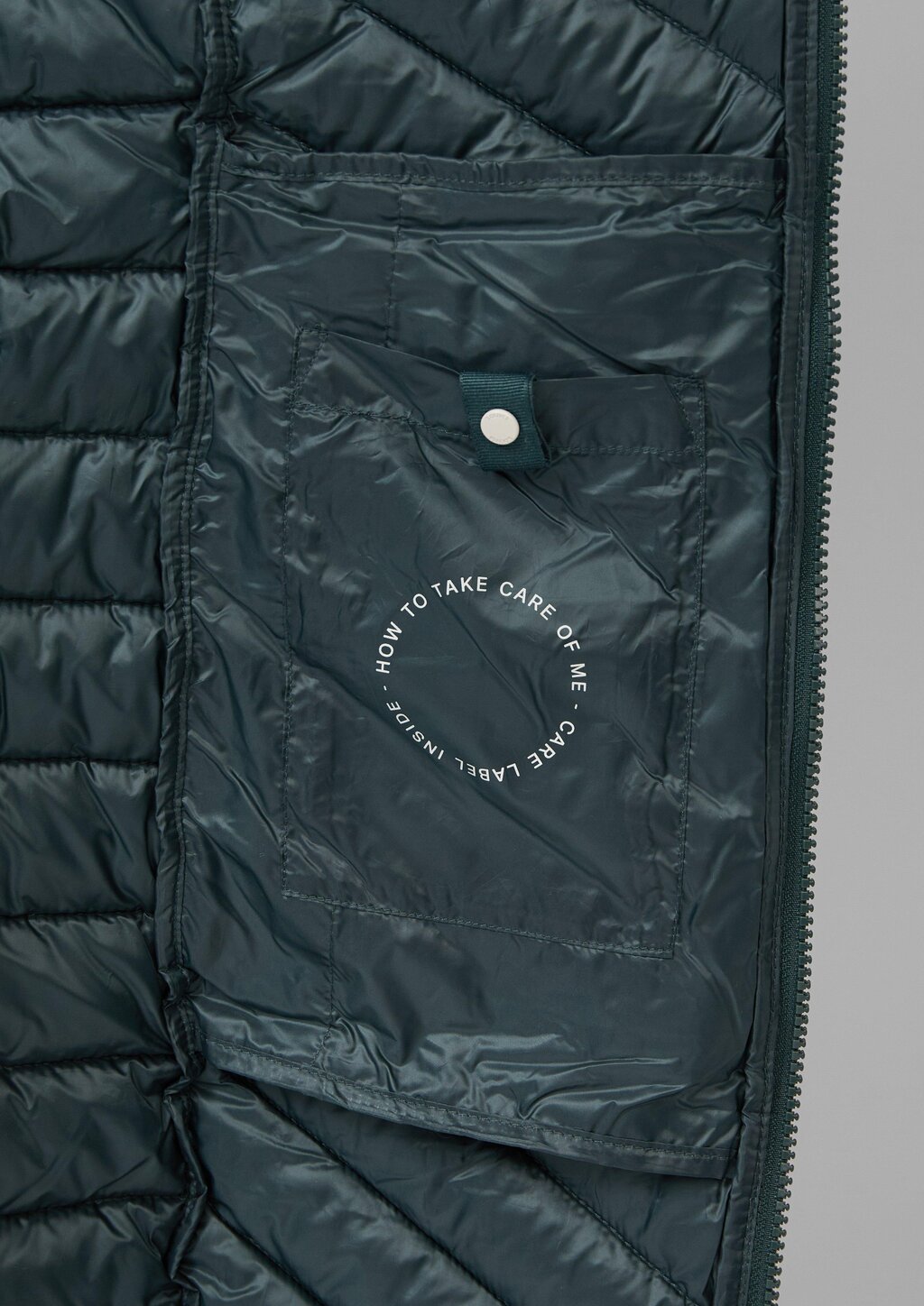 Packbarer leichter Mantel mit Zwei-Wege-Reißverschluss und abnehmbarer Kapuze