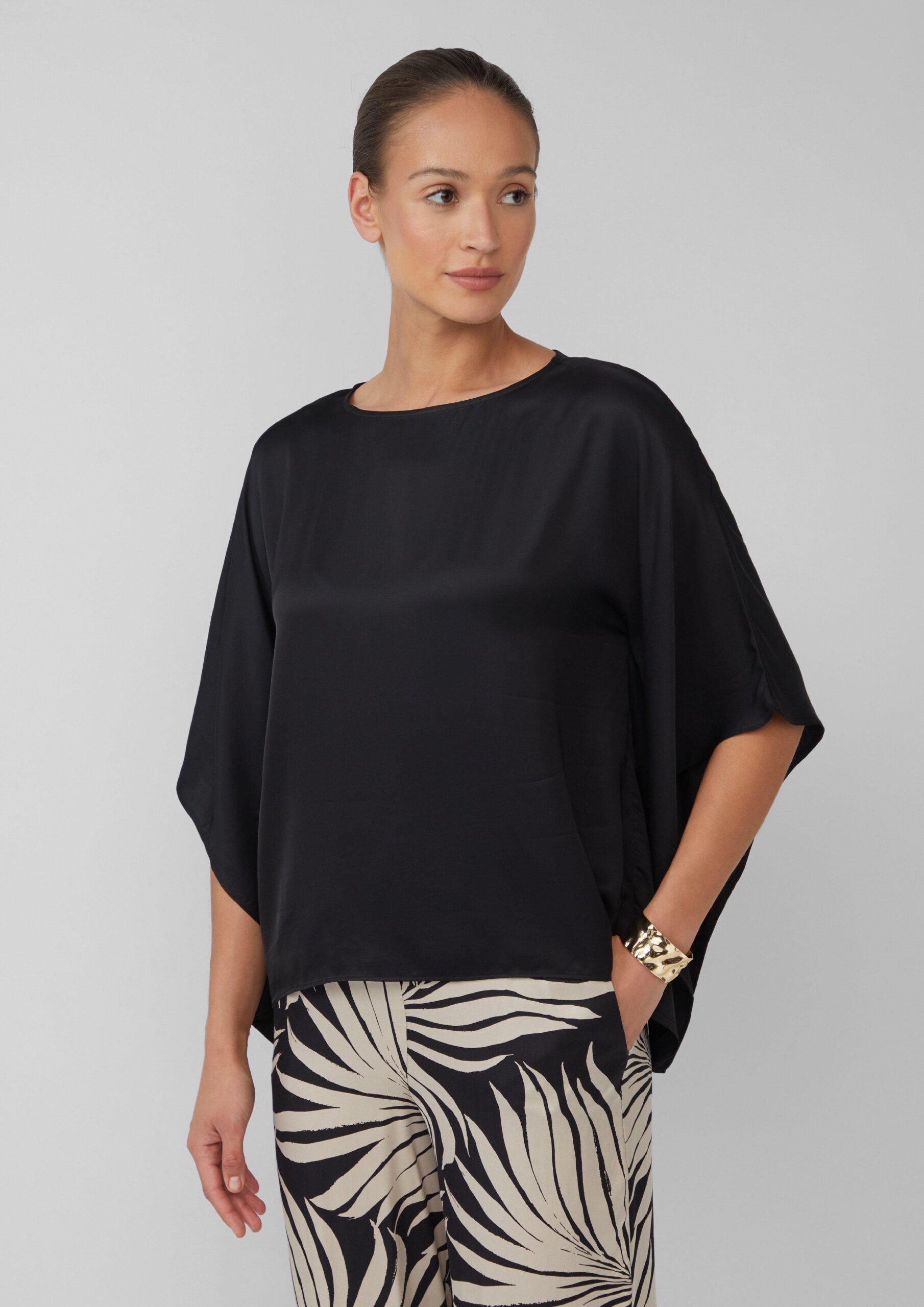 Fließende Poncho-Bluse aus Satin