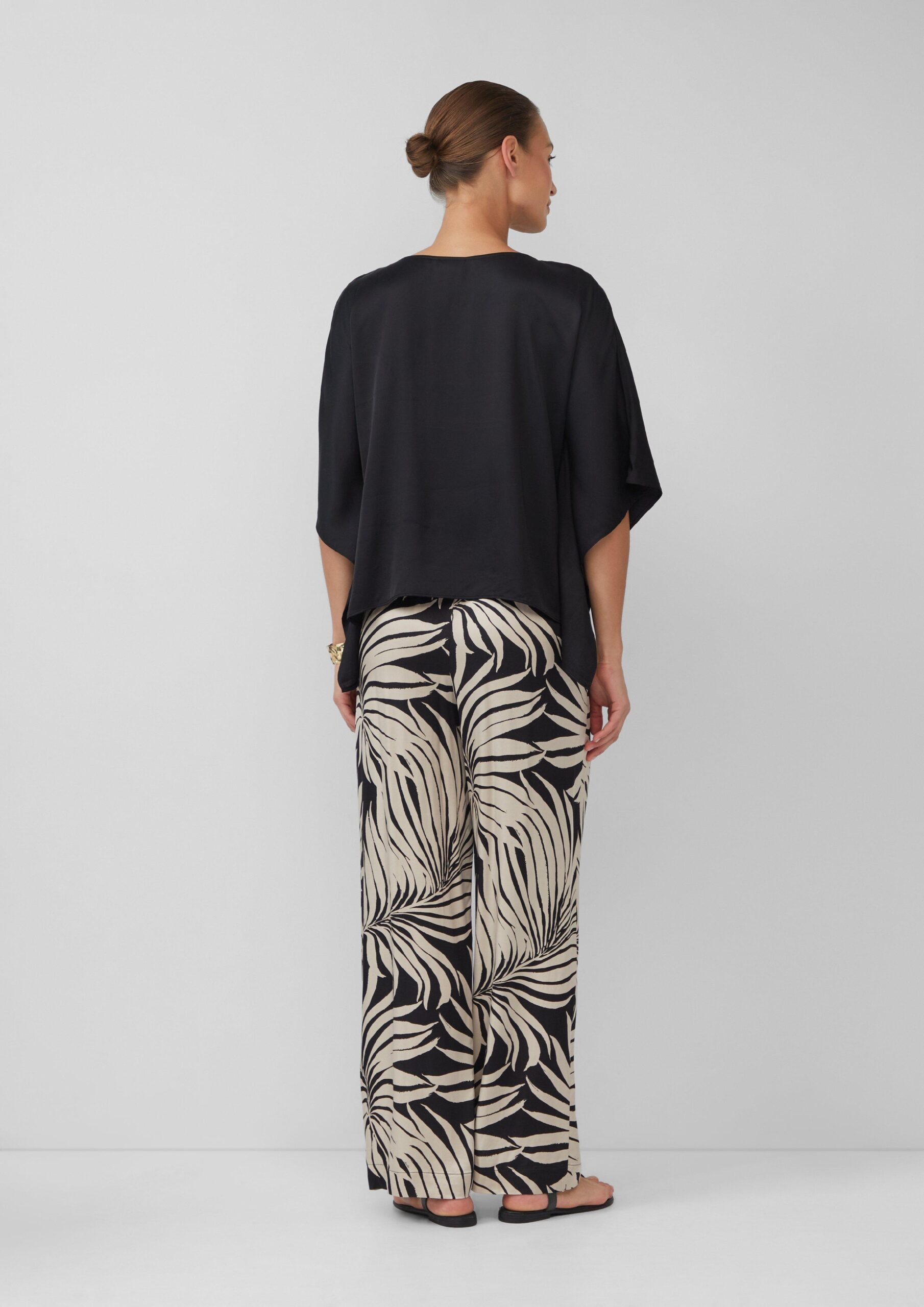 Fließende Poncho-Bluse aus Satin