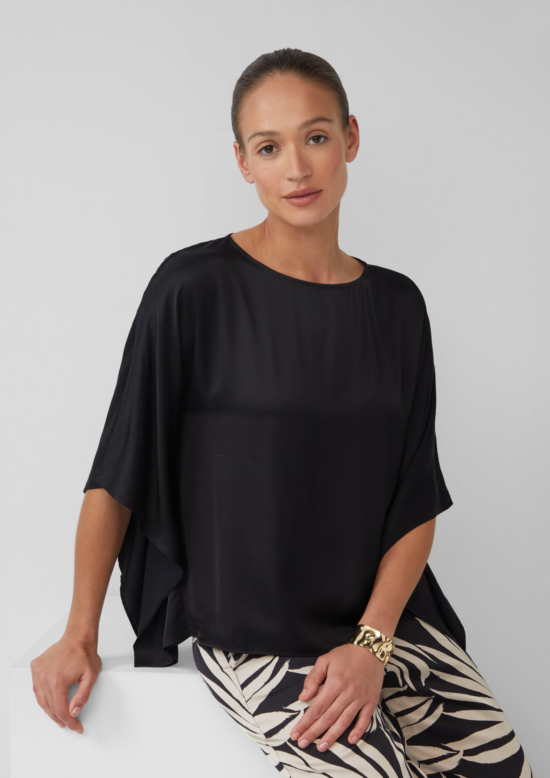 Fließende Poncho-Bluse aus Satin