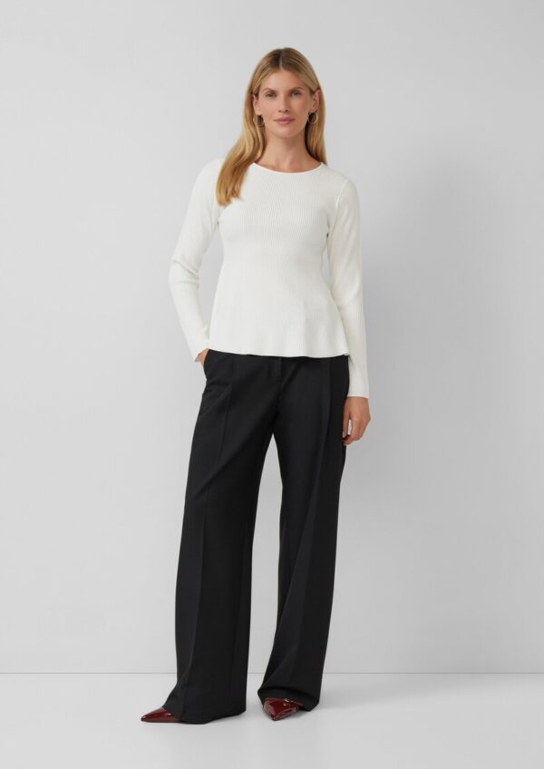 Taillierter Feinstrick-Pullover mit ausgestelltem Saum