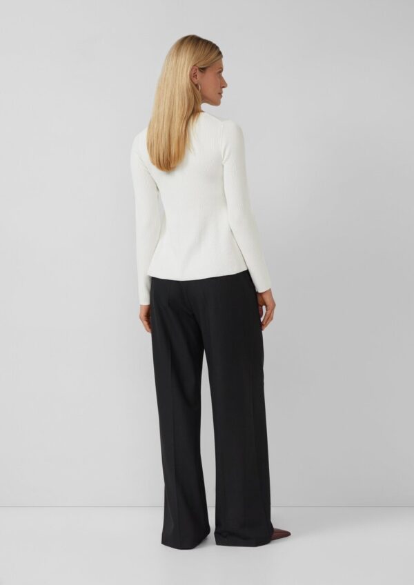 Taillierter Feinstrick-Pullover mit ausgestelltem Saum