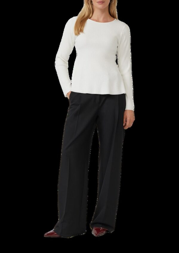 Taillierter Feinstrick-Pullover mit ausgestelltem Saum