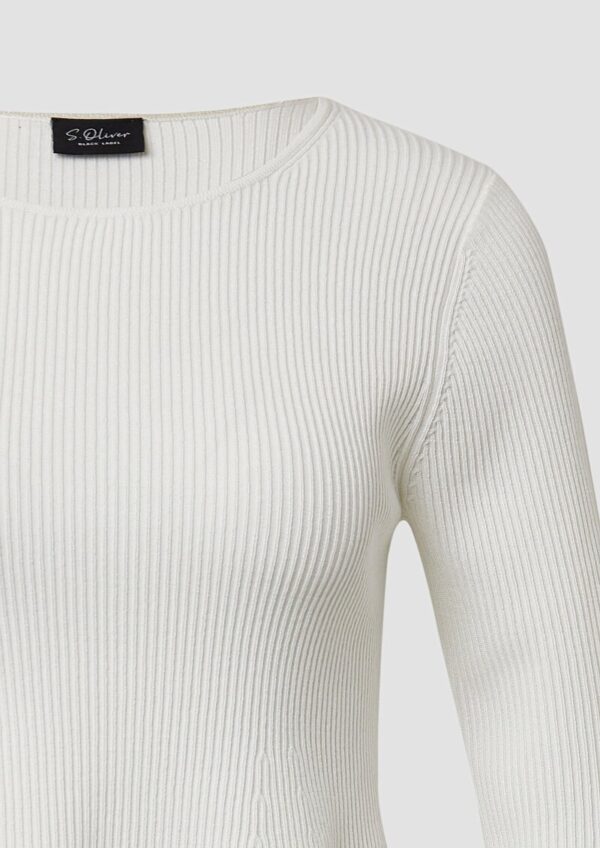 Taillierter Feinstrick-Pullover mit ausgestelltem Saum