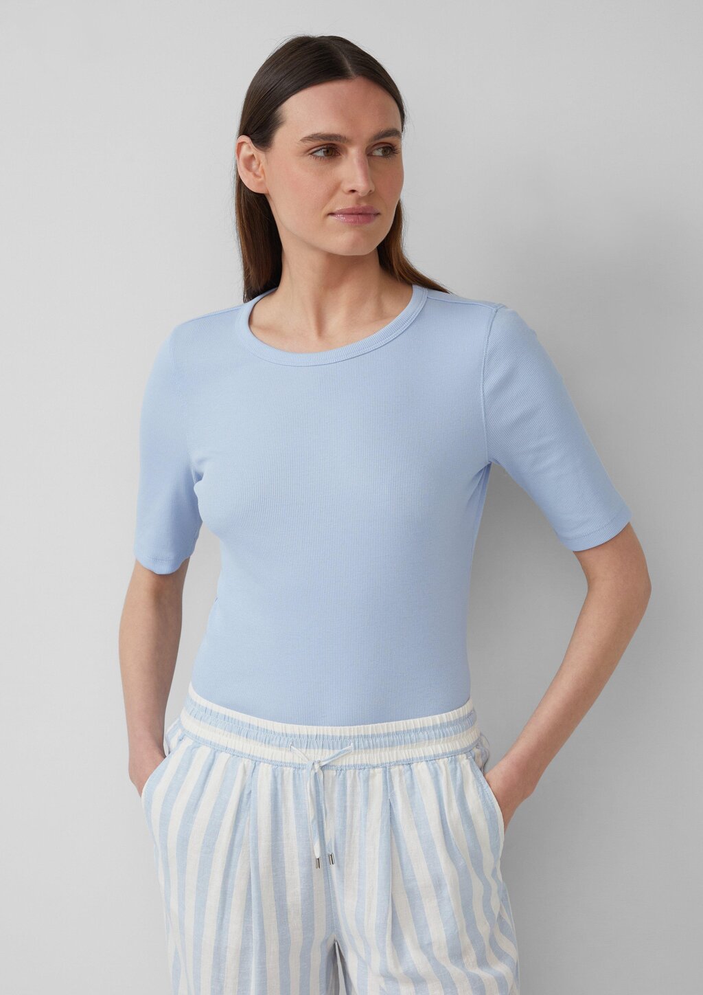 Geripptes T-Shirt im Slim Fit aus Baumwollmix