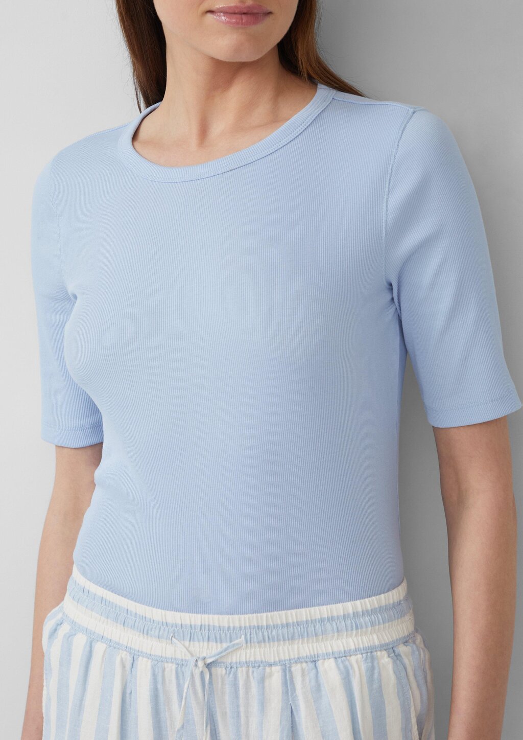 Geripptes T-Shirt im Slim Fit aus Baumwollmix