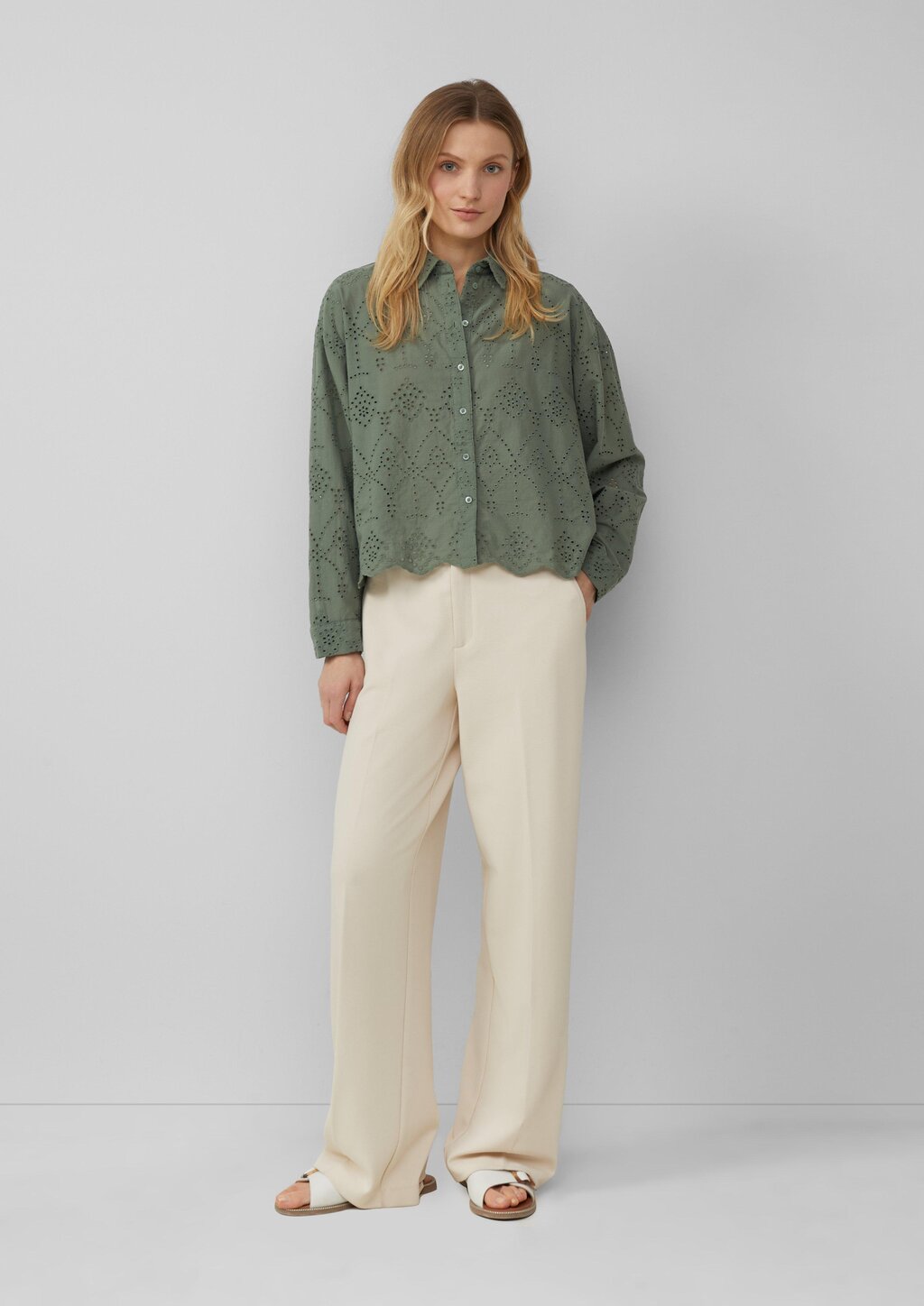 Verkürzte Bluse mit Lochstickerei