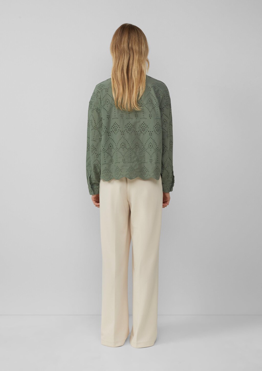 Verkürzte Bluse mit Lochstickerei