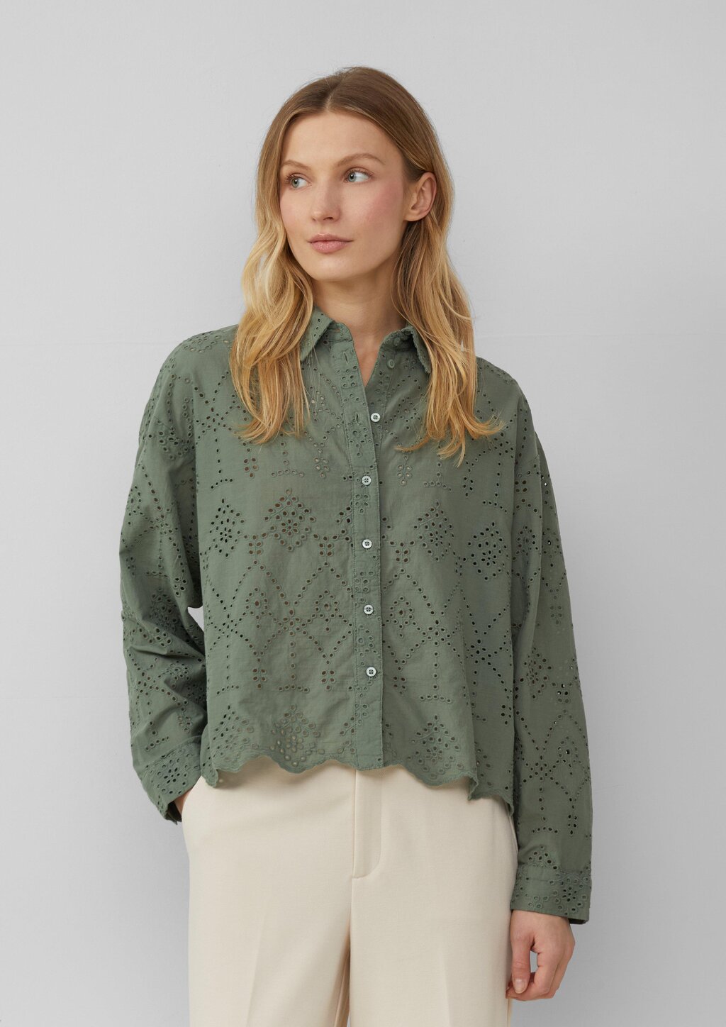 Verkürzte Bluse mit Lochstickerei